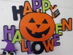 lot 194 image: Halloween Dcor...