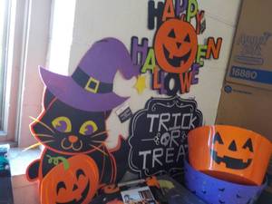 lot 195 image: Halloween Dcor...