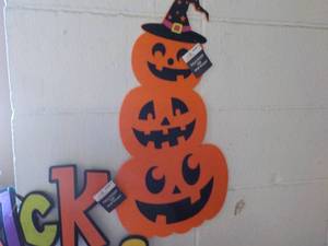 lot 196 image: Halloween Dcor...