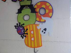 lot 197 image: Halloween Dcor...