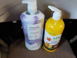 lot 220 image: Shampoo and Conditioner...