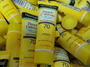 lot 272 image: Banana Box of Neutrogena Beach Defe...