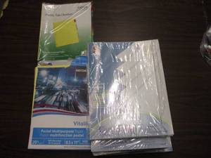 lot 25 image: Lot of 600 Cardstock and Plastic Di...