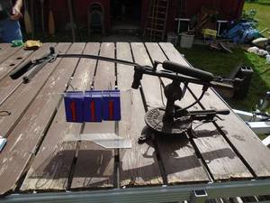 lot 111 image: Remington cast iron vintage clay pidgeon thrower. Very nice condition. As shown. THIS ITEM HAS A RESERVE.