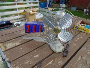 lot 200 image: 1950s metal table top fan. Very nice condition. As shown.