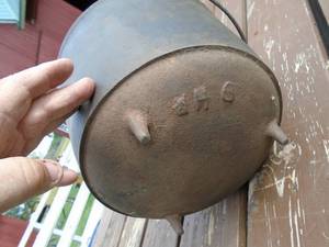 lot 212 image: Cast iron pot. Nice condition. As shown.
