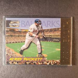 lot 10 image: Kirby Puckett Pinnacle Summit Gold Card 56908000, 17 of 18