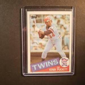 lot 62 image: Kirby Puckett Rookie Topps #536
