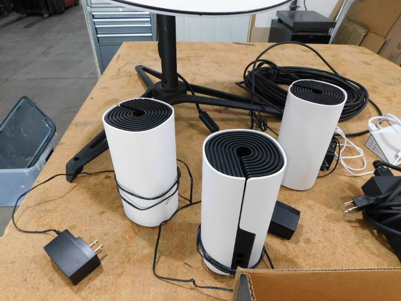 lot 4 image: Starlink Satellite Internet Dish Full Kit, Space-X Gen 1