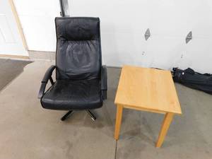 lot 10 image: Office chair and stand