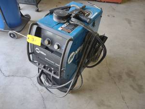 lot 31 image: Miller Millermatic 350P Digital Wir...