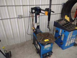 lot 49 image: Hoffman Monty 1550 Tire Changer...