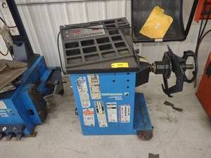 lot 50 image: Hoffman Geodyna 2400 Tire Balancer...