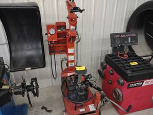 lot 51 image: Hunter TC325 Tire Changer...