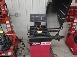 lot 52 image: Hunter DSP9500 Tire Balancer...