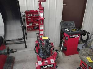 lot 53 image: Hunter TC3250 Tire Changer...
