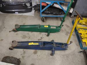 lot 69 image: Long Reach Floor Jack, 5000 lb. Cap...