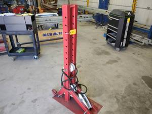 lot 18 image: Power Post...
