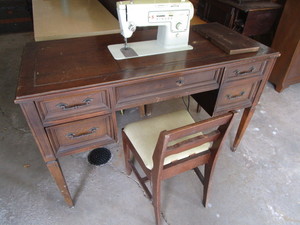 Cabinet sew machine - Singer, with ...