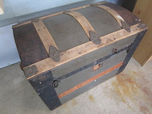 Antique camel back trunk, 26Lx16D...