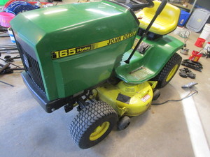 John Deere 1987 lawn tractor, 165 H...