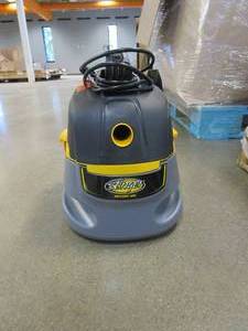 lot 380 image: STRINGER 2.5 Gallon 1.75 Peak HP Compact WetDry Shop Vacuum (MISSING HOSE)
