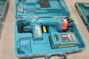 lot 346 image: Makita 5093D 3-38 12V Saw with Battery, Charger, Case