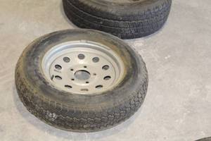 lot 509 image: Load Star ST20575SD15 Trailer Tire with 15 5-lug Rim