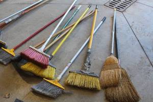 lot 512 image: Lot of (10) Brooms