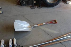 lot 514 image: 10 Scoop Shovel