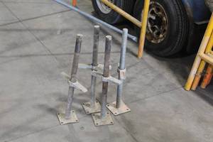 lot 411 image: Lot of (4) Screw Jacks