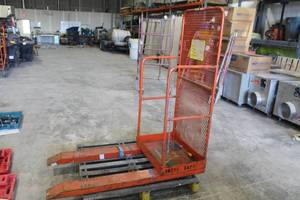 lot 421 image: Safety Cage w Forks 62x29x65
