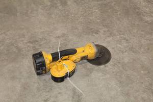 lot 560 image: DeWalt DC411 4-12 18V Cut-Off Tool with Battery