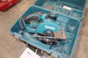 lot 445 image: Makita XSC01 5-38 Circular Saw with Case