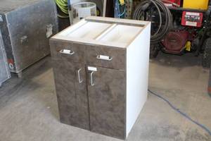 lot 594 image: Wooden 2-Drawer Cabinet