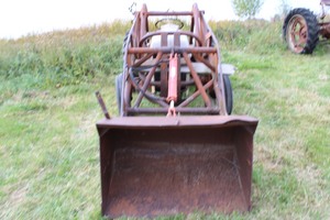 Farmall Tractor w Loader&nbsp