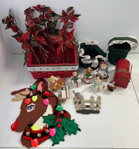 lot 22 image: Small Group Of Vintage Christmas Items