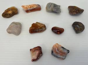 lot 41 image: Group Of Polished Agates Most 1 12 Or Bigger -