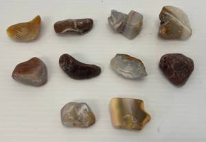 lot 42 image: Group Of Polished Agates Most 1 12 Or Bigger -