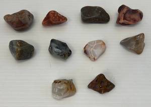 lot 43 image: Group Of Polished Agates Most 1 12 Or Bigger -