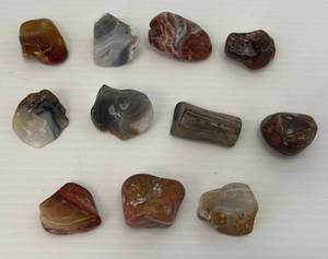 lot 44 image: Group Of Polished Agates Most 1 12 Or Bigger -
