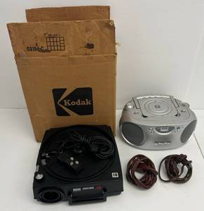lot 96 image: Vintage Carousel Projector And RadioCd Player (Antenna Broke On Tip)