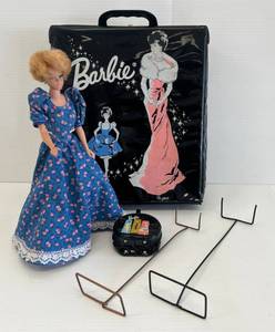 lot 113 image: Vintage 1962 Midge Barbie Doll Made In Japan Arms And Legs Are Stiff Not Loose And Has Green Were Earrings Are And 1962 Barbie Carrying Case Little Dirty On Inside Outside Good -
