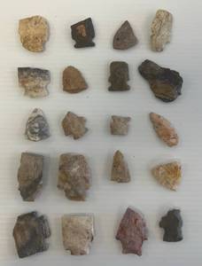 lot 135 image: Group Of Arrowheads, Pieces And More