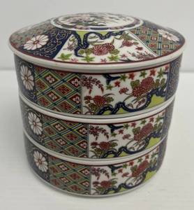 lot 147 image: Antique Imari Empress 3 tier Stacking Vanity Dish 5 34T x 6 -