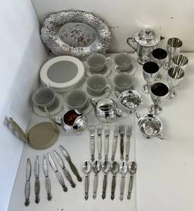 lot 210 image: Group Of Vintage Kids Plastic Dishes