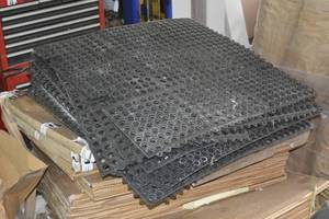 lot 22 image: qty 14 Antifatigue Modular Mats