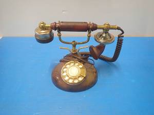 lot 87 image: Antique Rotary Phone