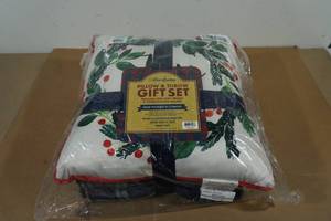 lot 102 image: NEW Dearfoams Pillow and Throw Gift Set