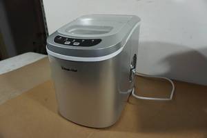 lot 25 image: Magic Chef Portable Ice Maker
